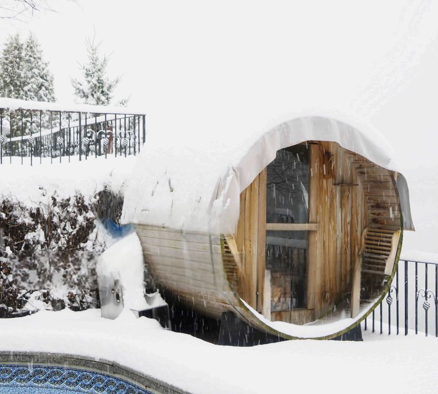 Découvrez un sauna traditionnel avec une salle de sauna en bois de chauffage pour quatre personnes dans un design en fût extérieur et un matériau en bois massif