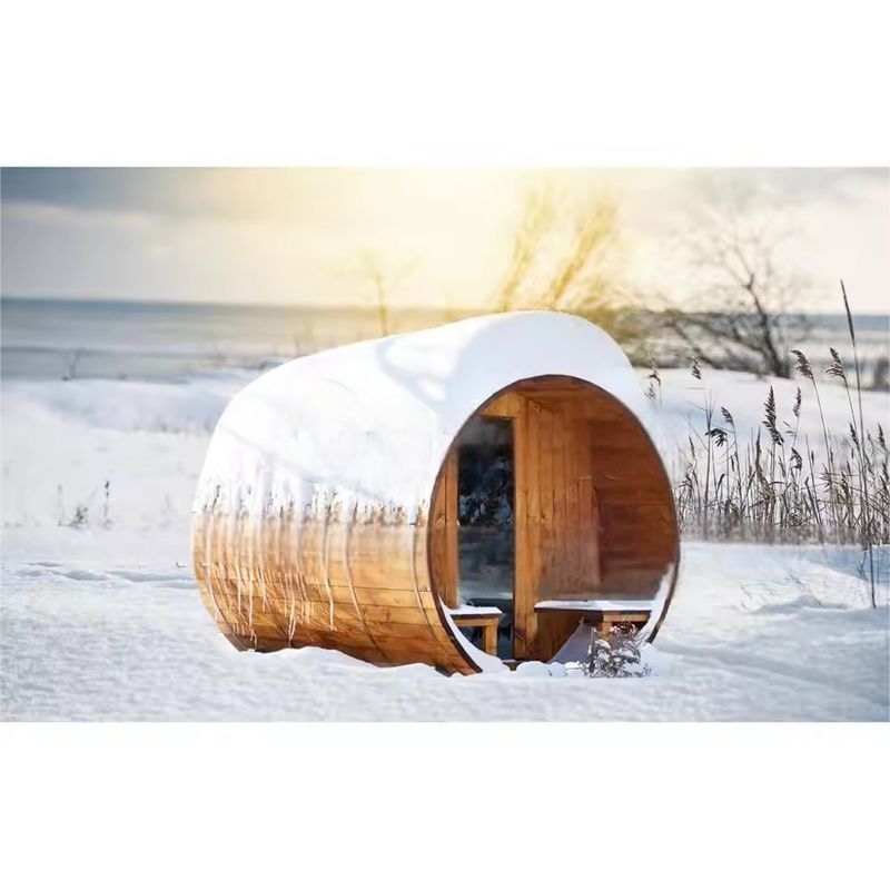 Découvrez un sauna traditionnel avec une salle de sauna en bois de chauffage pour quatre personnes dans un design en fût extérieur et un matériau en bois massif
