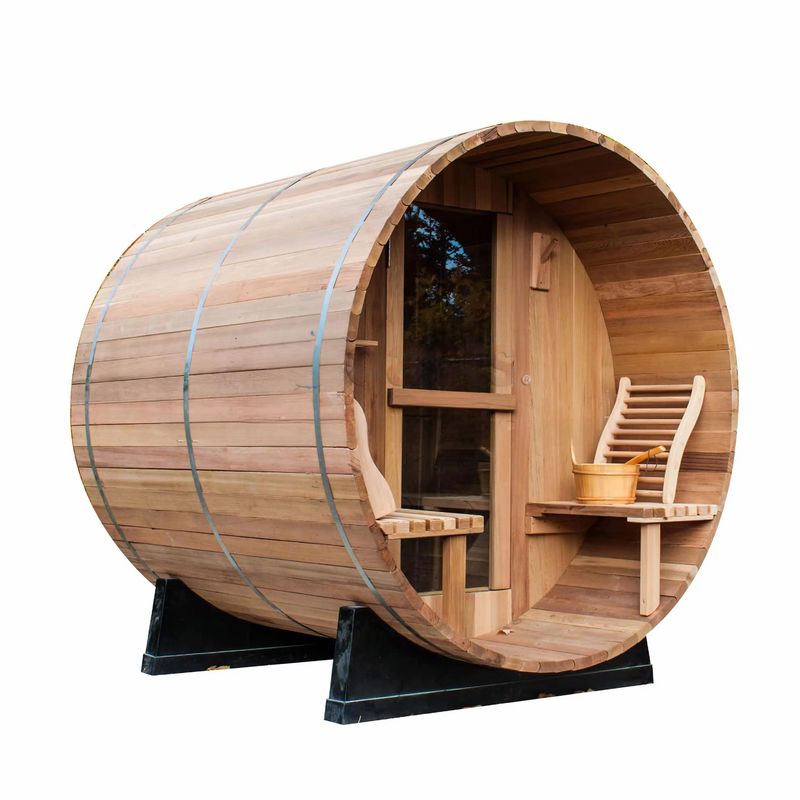 Découvrez un sauna traditionnel avec une salle de sauna en bois de chauffage pour quatre personnes dans un design en fût extérieur et un matériau en bois massif