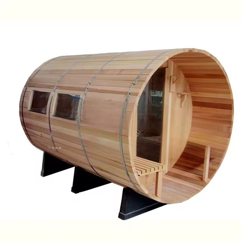 Découvrez un sauna traditionnel avec une salle de sauna en bois de chauffage pour quatre personnes dans un design en fût extérieur et un matériau en bois massif