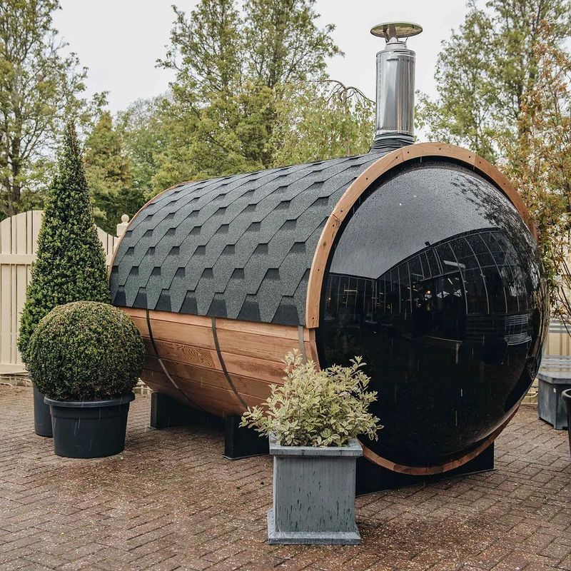 Sauna en bois avec conception extérieure à fût et poêle à bois