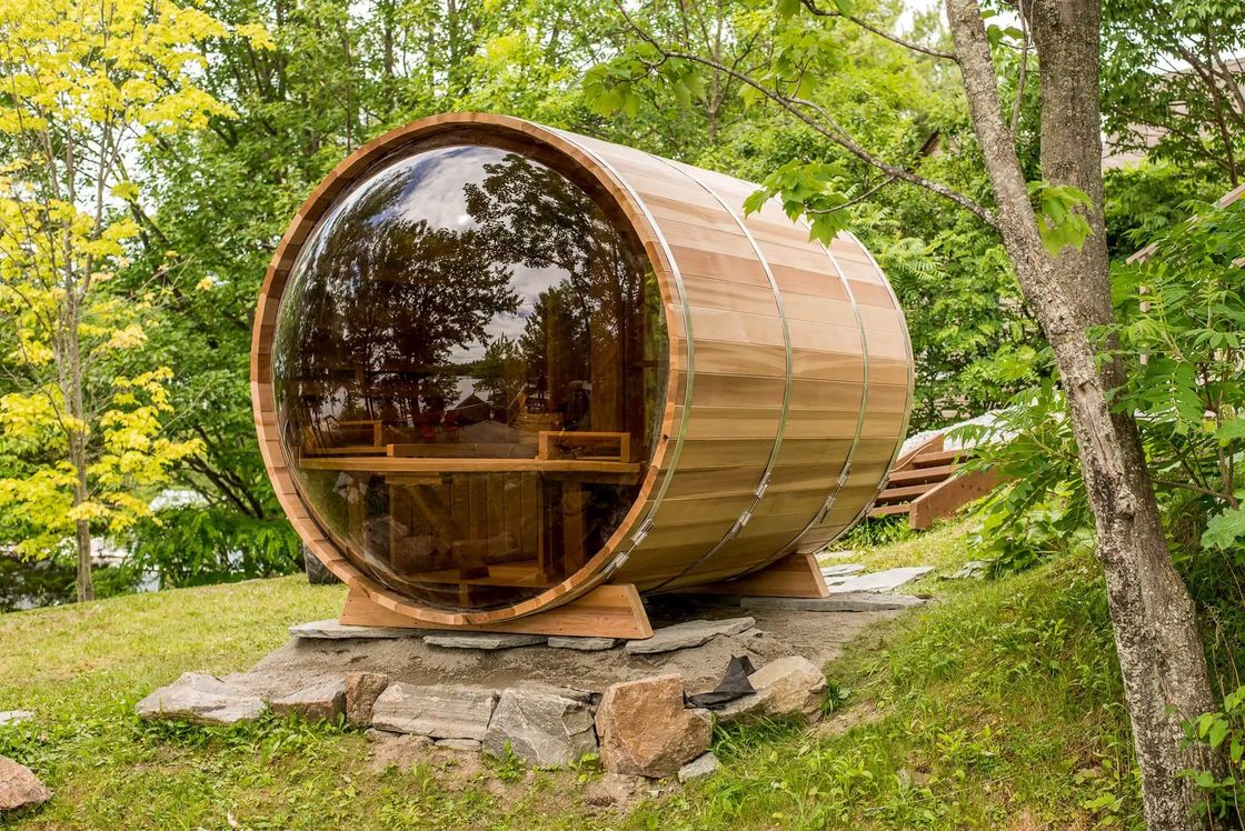 Sauna en bois avec conception extérieure à fût et poêle à bois