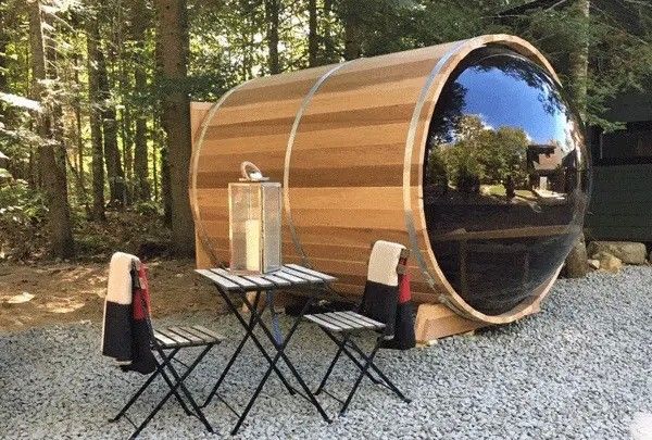 Sauna en bois avec conception extérieure à fût et poêle à bois